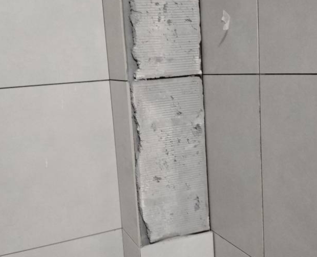 邹平瓷砖空鼓维修公司分享下瓷砖施工前基层浇水润湿程度不足，可能导致以下问题